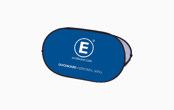 Quickboard Werbebande in der Größe Small, oval, blau mit weißem Logo und Text.