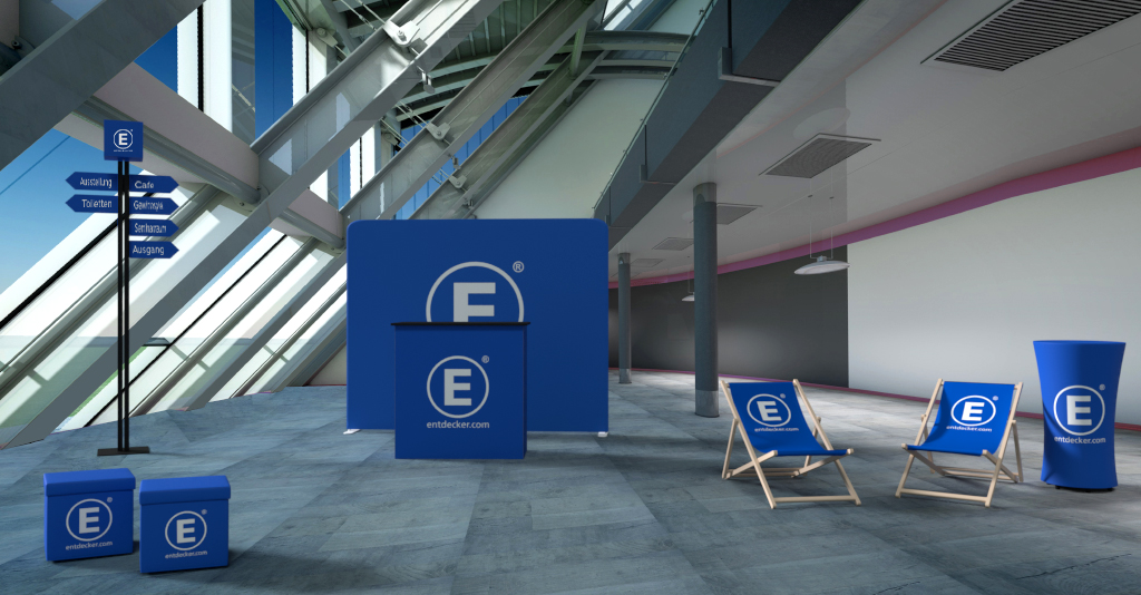 Messestand mit blauer Hintergrundwand und Logo von ENTDECKER, Stühlen und Informationssäulen.