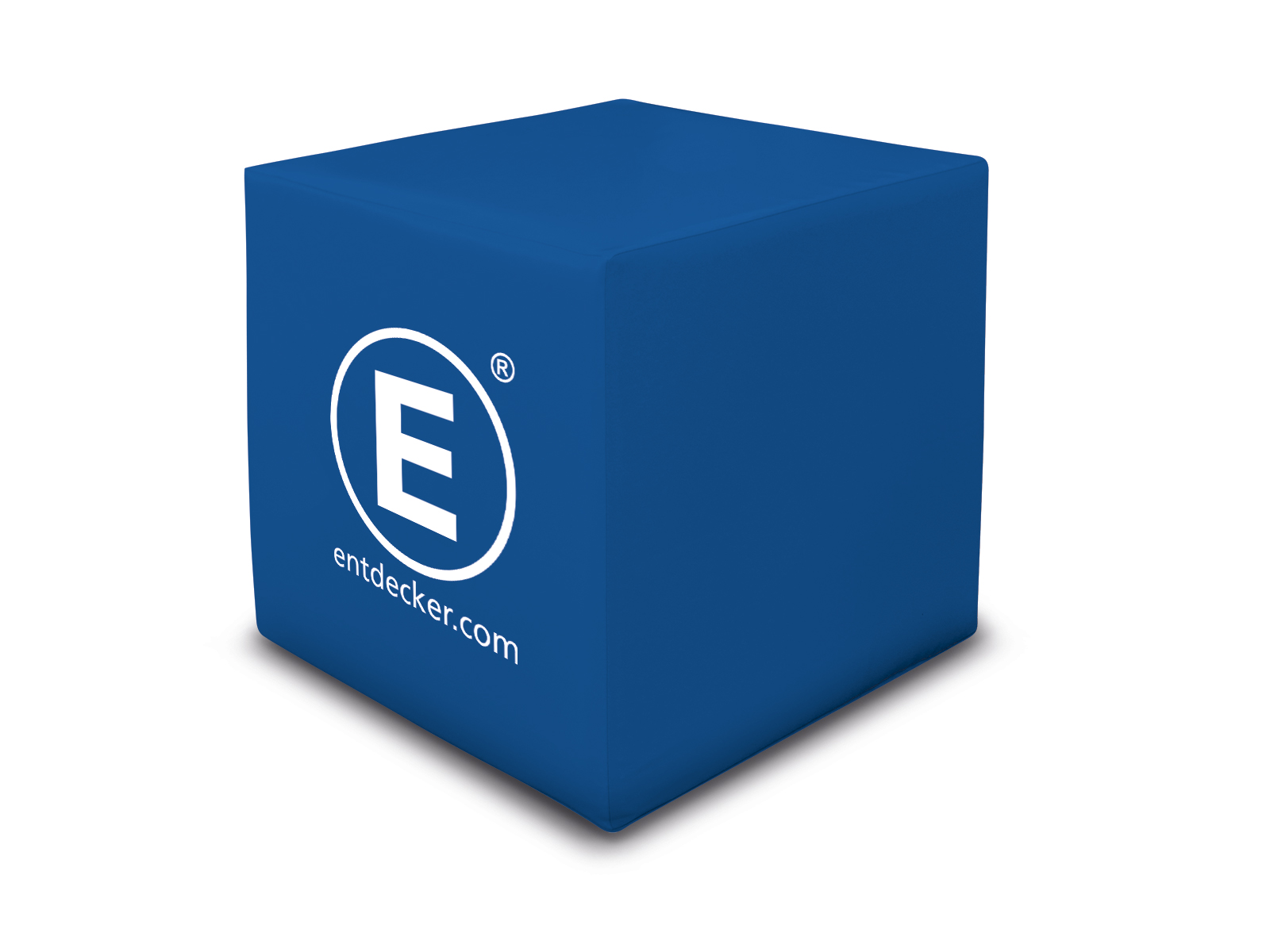 Blauer Sitzwürfel mit dem Logo von ENTDECKER und der Website entdecker.com auf einer Seite.