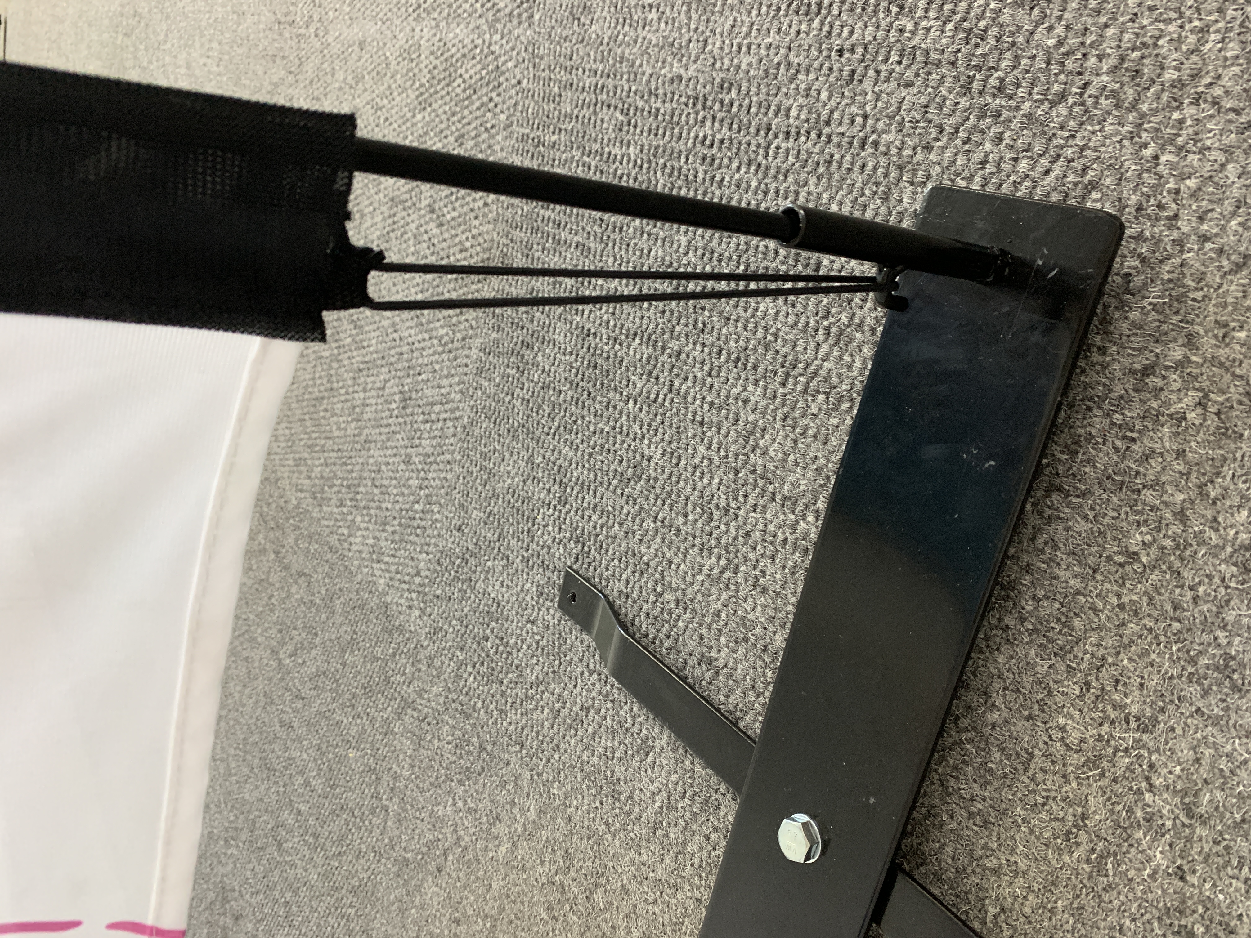 Detailaufnahme des Eventbogen Displays von ENTDECKER, zeigt die Halterung und das Design des Stoffes.