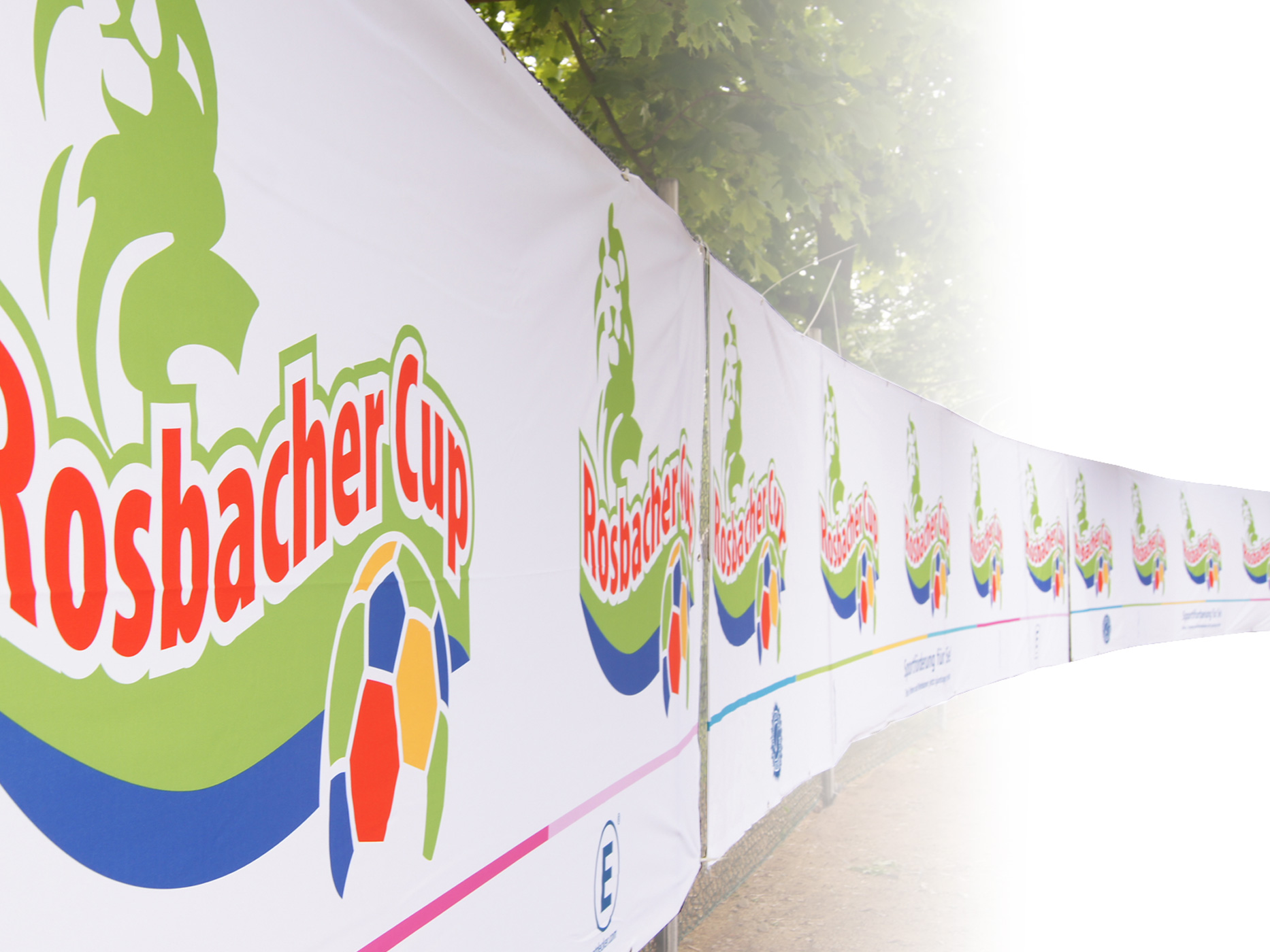 Werbebanner für den Rosbacher Cup mit buntem Logo und Fußballmotiven.