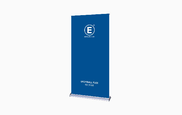 Roll-Up Banner von ENTDECKER mit blauem Hintergrund und dem Schriftzug 'EASYWALL FLEX' sowie dem Logo 'E'.