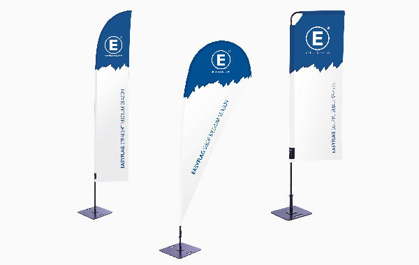 Set von drei Fahnen mit dem Produktnamen 'Easyflag Season Ausführung Set', in verschiedenen Positionen und mit einem blauen und weißen Design.