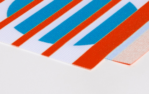 Easymag Material Polyester110 mit blauen und roten Streifen auf weißem Hintergrund.