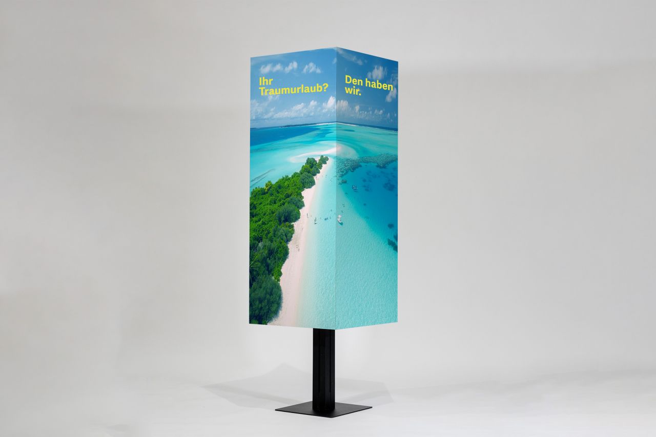 Dreidimensionales Display für den Inhaker Aufsteller mit Strandmotiv und Text 'Ihr Traumurlaub? Den haben wir.'
