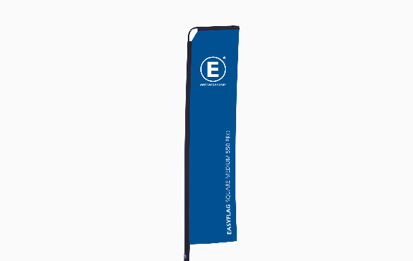 Fahnenform Square in Blau mit dem Text 'EASYFLAG SQUARE MEDIUM S50 R10' und dem Logo von ENTDECKER.