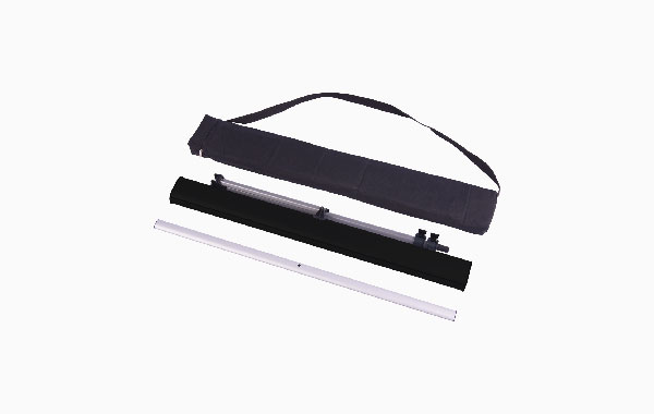 Rollup Easy-T Ausführung Hardware, bestehend aus einem schwarzen Gehäuse und einem Aluminium-Ständer, verpackt in einer Tragetasche.
