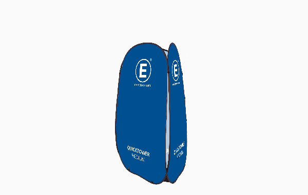 Quicktower in der Größe Medium, blau mit dem Logo von ENTDECKER, aufgestellt.