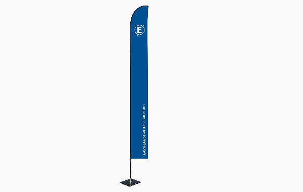 Blaue Fahne 'Easyflag Pro' in der Größe Straight X Large auf einem stabilen Fuß.