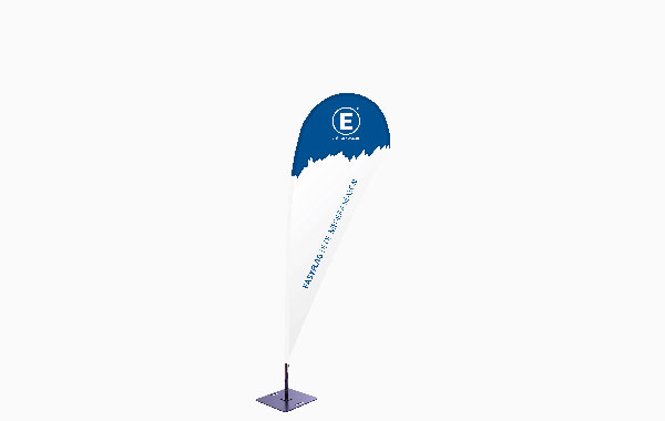 Fahne von Easyflag in der Größe Drop Medium, mit blauem oberen Bereich und weißem unteren Bereich, auf einem quadratischen Standfuß.