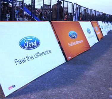 Werbebanden mit Ford-Logo und dem Slogan 'Feel the difference' auf einem Sportgelände.