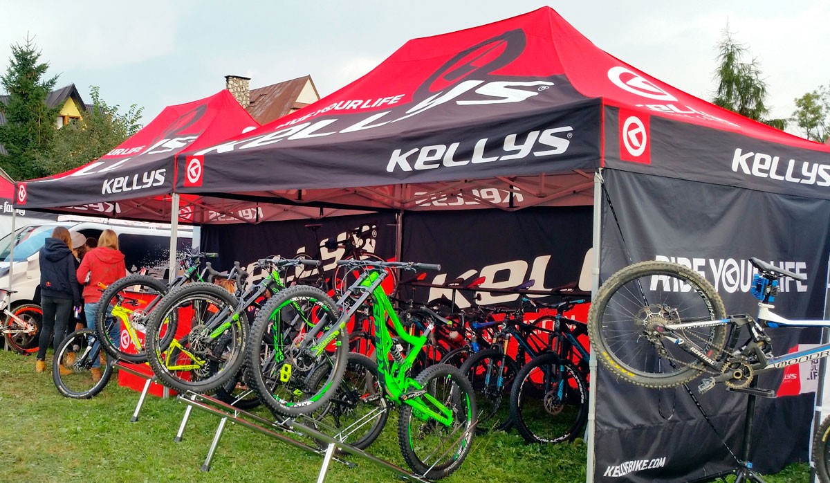 Faltzelt 3x6 von Kellys bei einem Bike Event, mit mehreren Fahrrädern ausgestellt.