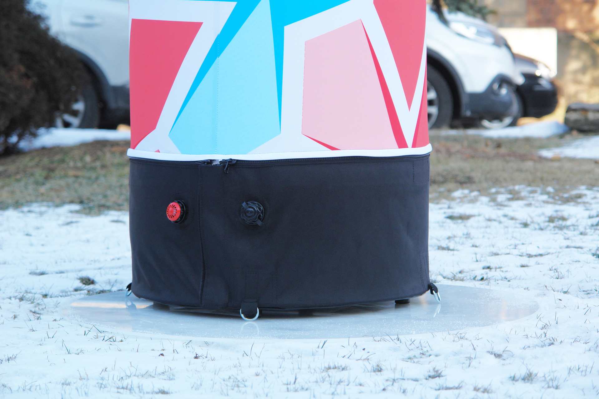 Aufblasbare Werbesäule Vento bei einem Winterevent, Skifahrer stehen am Start unter einem Bogen mit dem Logo GRUPA AZOTY.