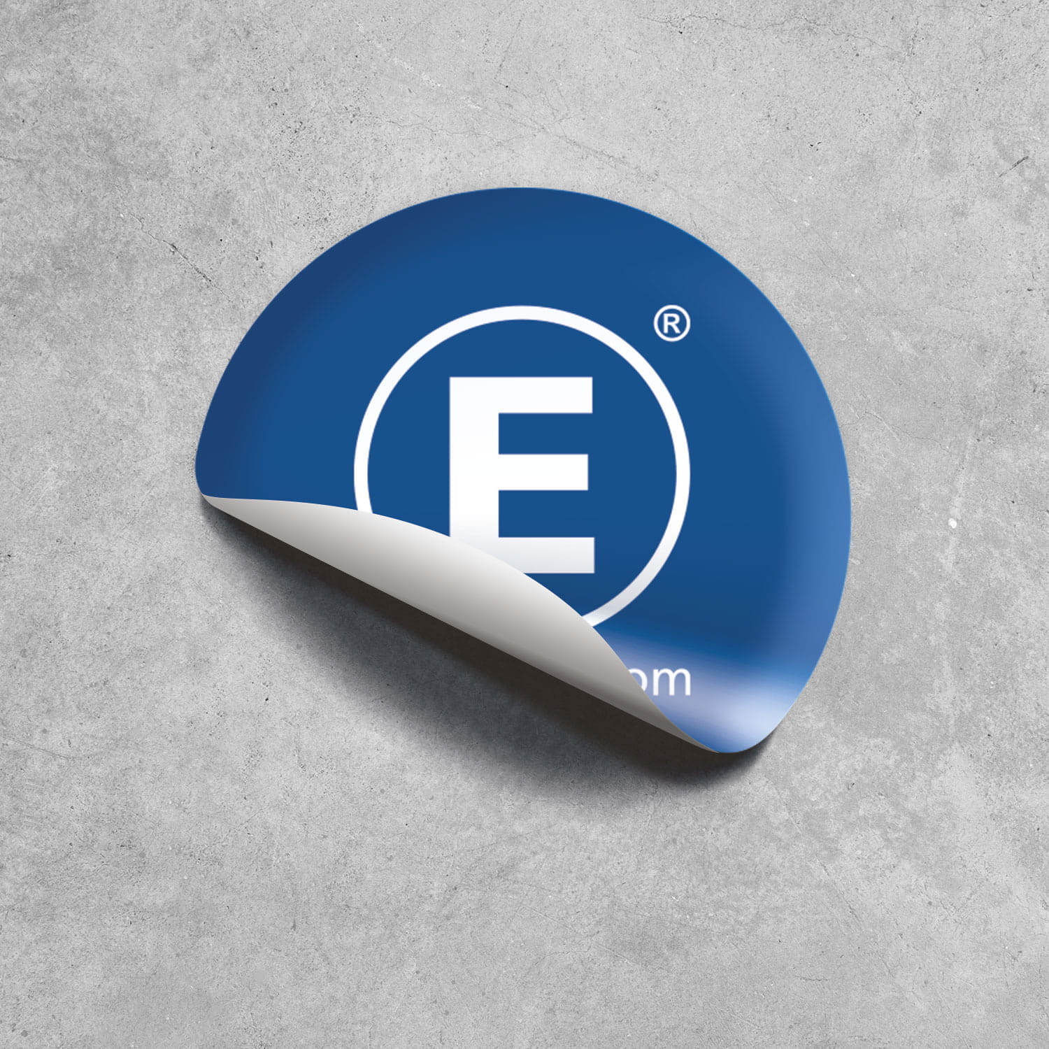 Bedruckter Fußbodenaufkleber mit einem blauen Hintergrund und einem weißen E-Logo.