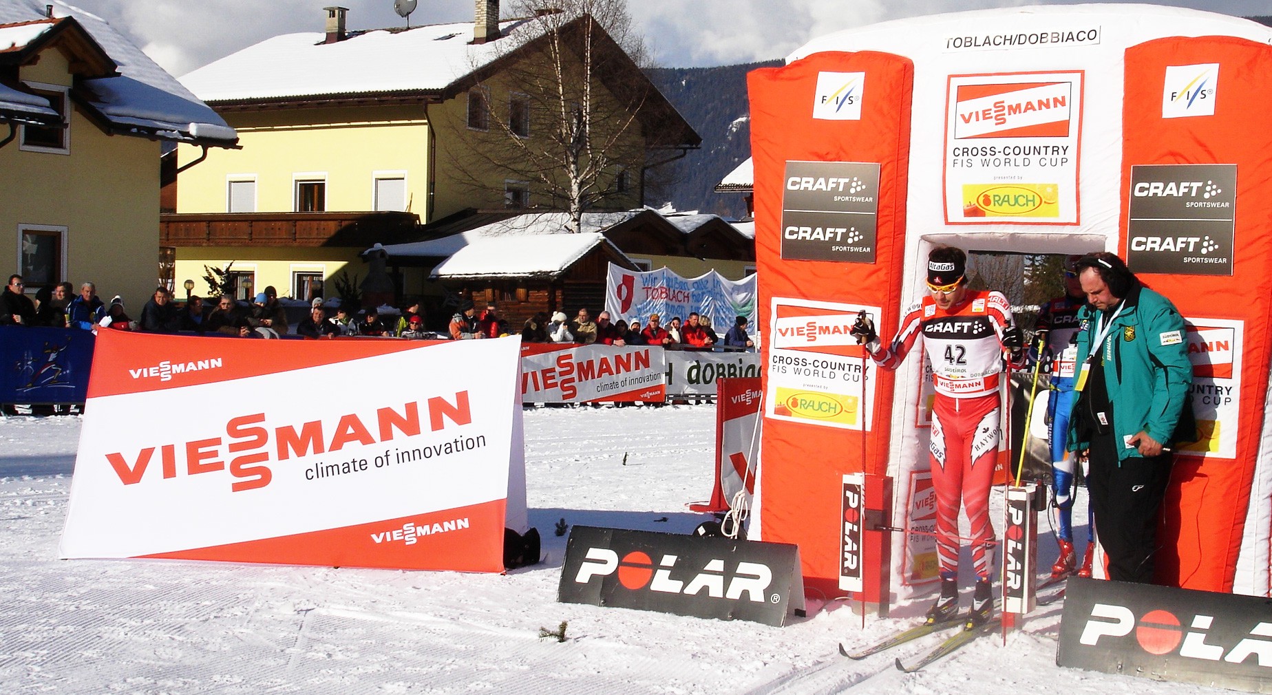 Werbebande von Viessmann bei einem Skirennen mit Athleten am Start.