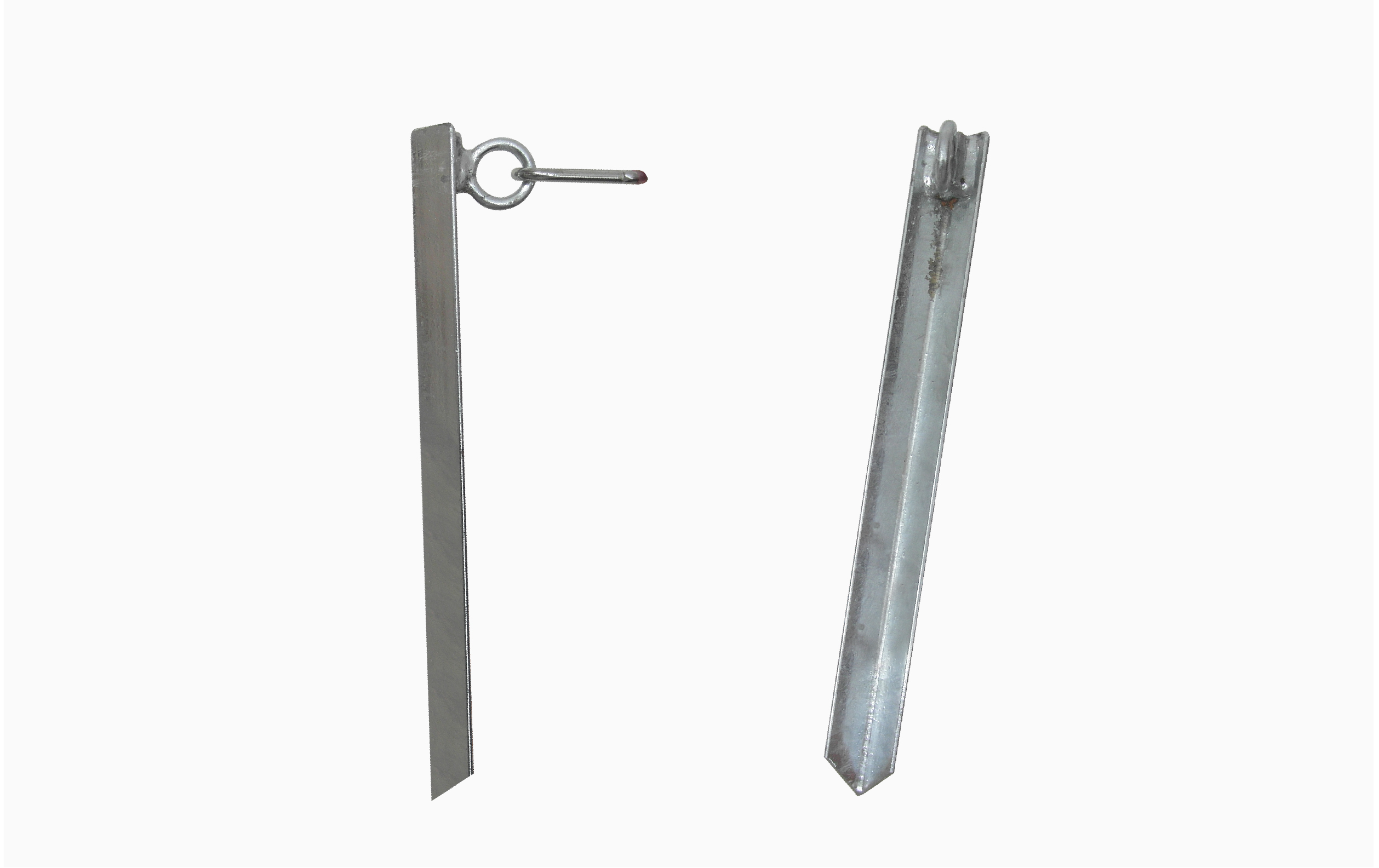 Abspannset für Sternzelt, bestehend aus zwei Metallheringen, einer mit Ring und einer spitz zulaufend.
