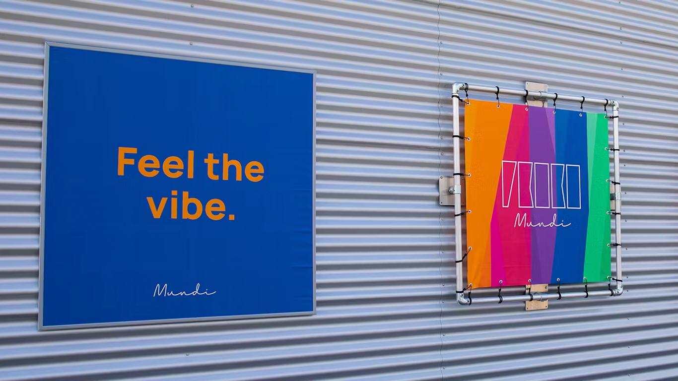Zwei Banner im Außenrahmen: links blau mit dem Text 'Feel the vibe.' von Mundi, rechts farbenfroh mit dem Schriftzug 'Mundi'.