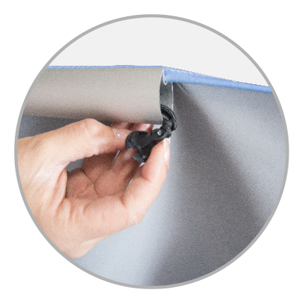 Detailansicht der Querstange des Produkts Easywall Flex von ENTDECKER, mit einer Hand, die eine Halterung hält.