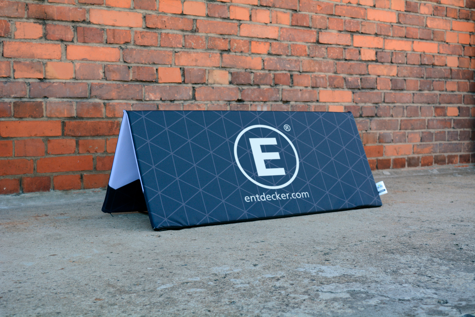 Faltbare Softbande von ENTDECKER in offener seitlicher Ansicht, mit grauem und weißem Design und Logo.