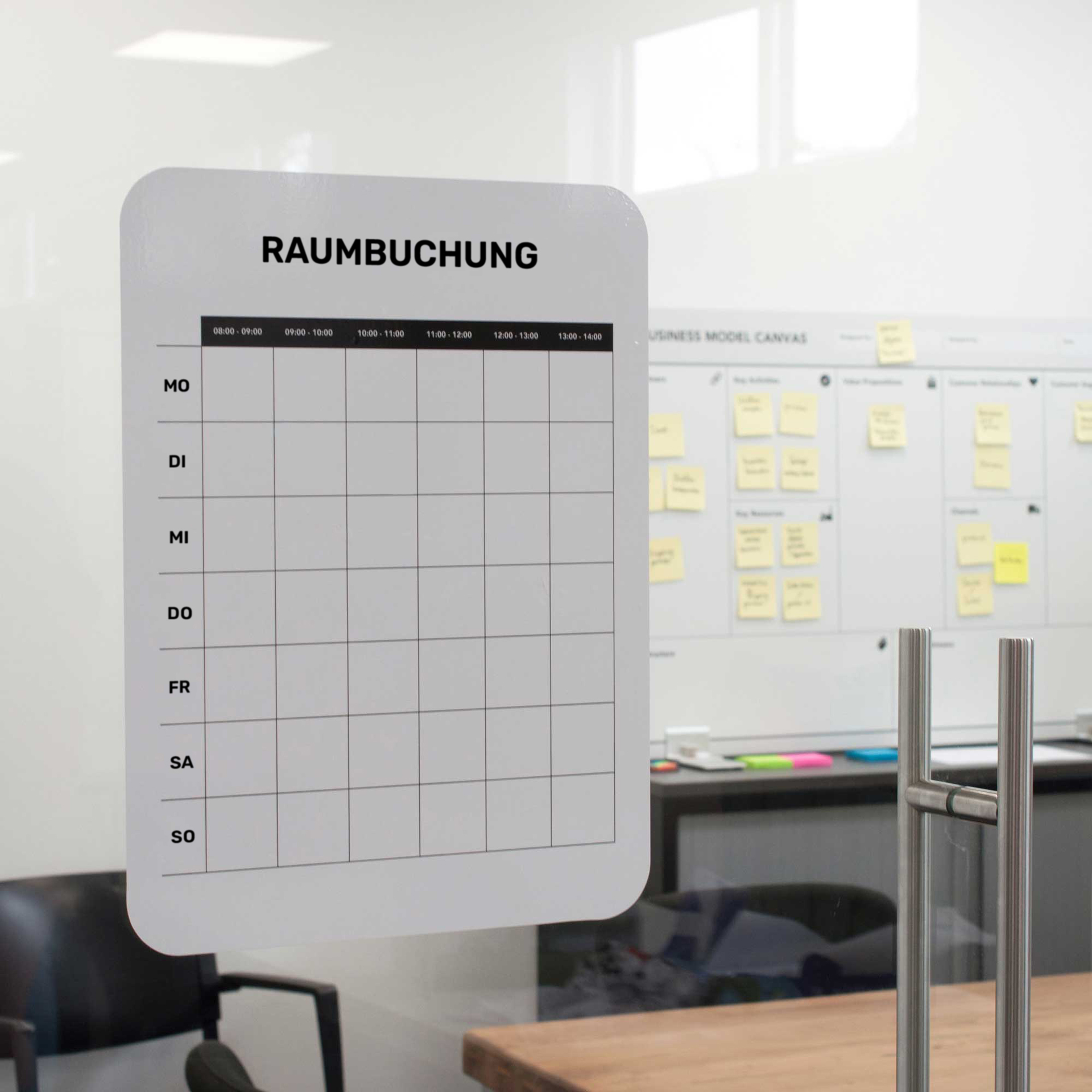 Bedrucktes Whiteboard mit Spalten für Wochenplanung, Aufgaben, Mitglieder und Bemerkungen in Blau und Weiß.