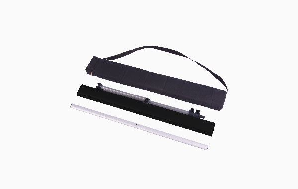 Rollup Easy-T Größe Hardware Medium, bestehend aus einem schwarzen Tragebeutel und mehreren Aluminiumteilen.
