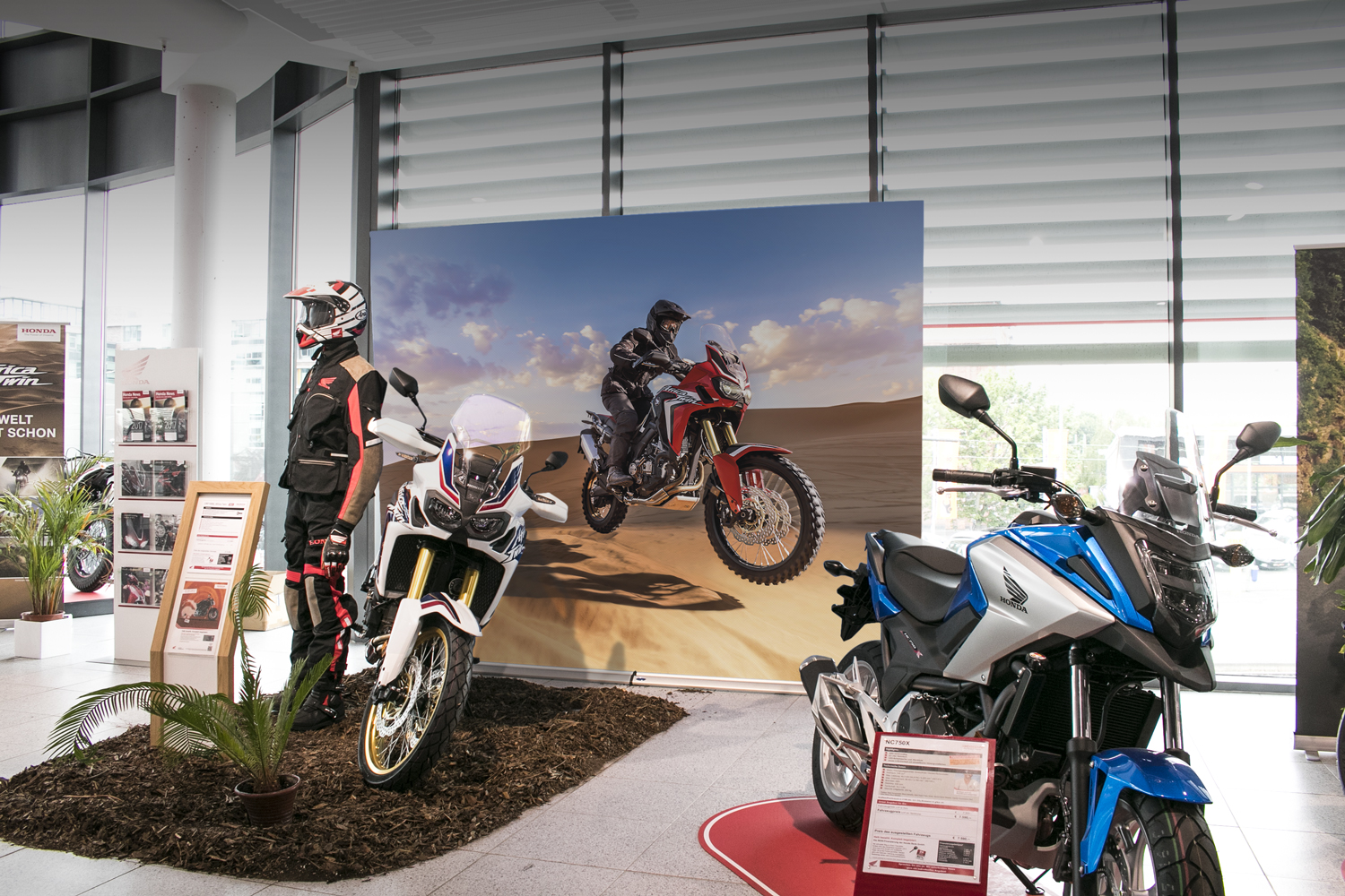 Große Messewand Easywall Flex Backwall von ENTDECKER in Blau mit Logo.