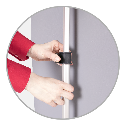 Detailansicht der Easywall Flex Teleskopstange mit einer Hand, die einen Halter an der Stange anbringt.