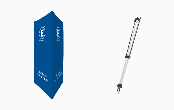 Clickboard Aufsteller Ausführung Set von ENTDECKER, bestehend aus einem blauen Aufsteller und einer Stütze.