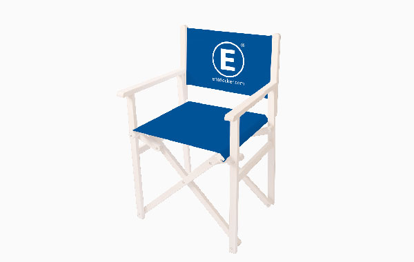 Regiestuhl mit blauer Stoffbespannung und weißem Holzgestell, mit dem Logo von ENTDECKER.
