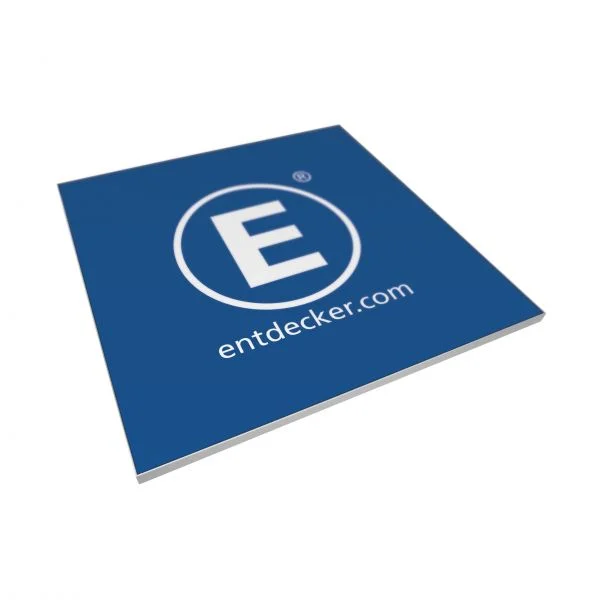 Textilspannrahmen bedruckt mit dem Logo von ENTDECKER in Weiß auf blauer Fläche.