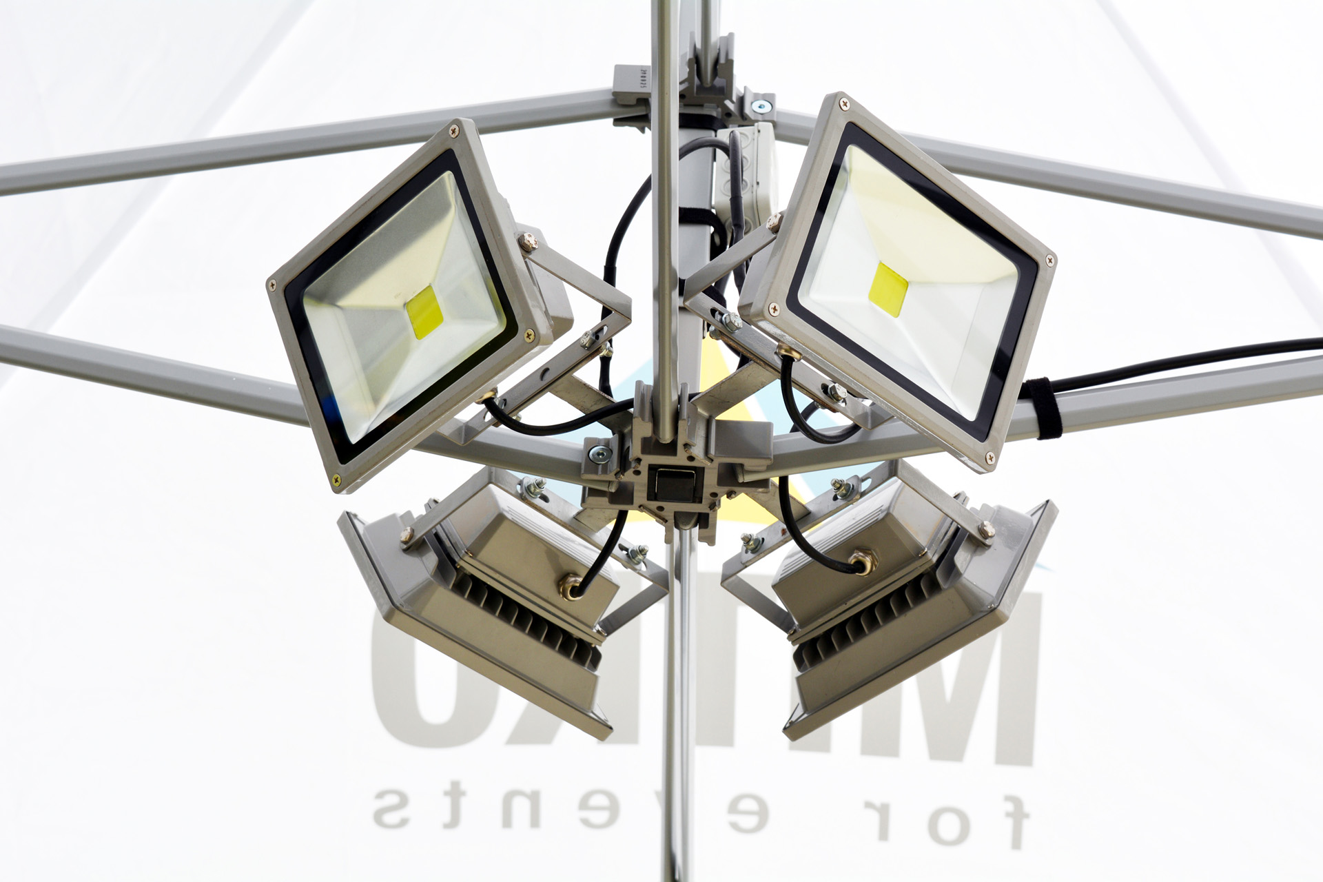 Faltzelt LED Strahler Easy Hold 4er, vier LED-Strahler mit Kabel und Halterungen, silberne Gehäuse.