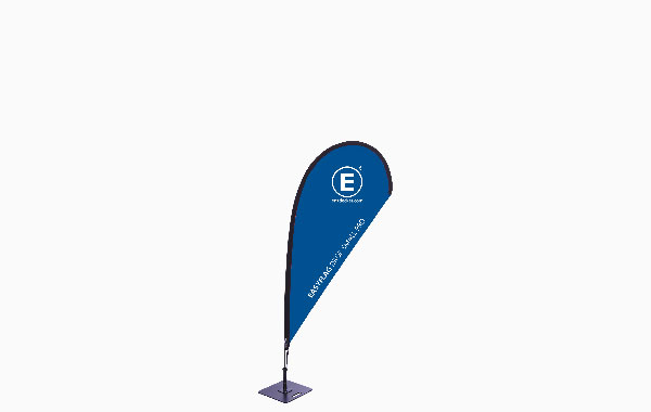Fahne 'Easyflag Pro' in Tropfenform, klein, blau mit weißem Logo 'E' von ENTDECKER.