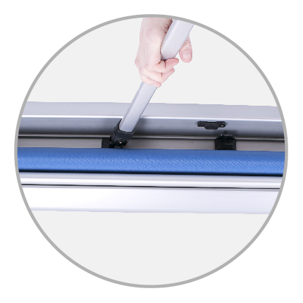 Detailansicht des Easywall Flex mit einem Handgriff, der eine blaue Oberfläche hält.