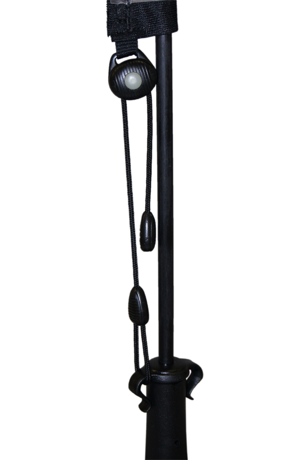 Easyflag Ratchet am Mast, schwarzes Material mit zwei verstellbaren Schnüren.