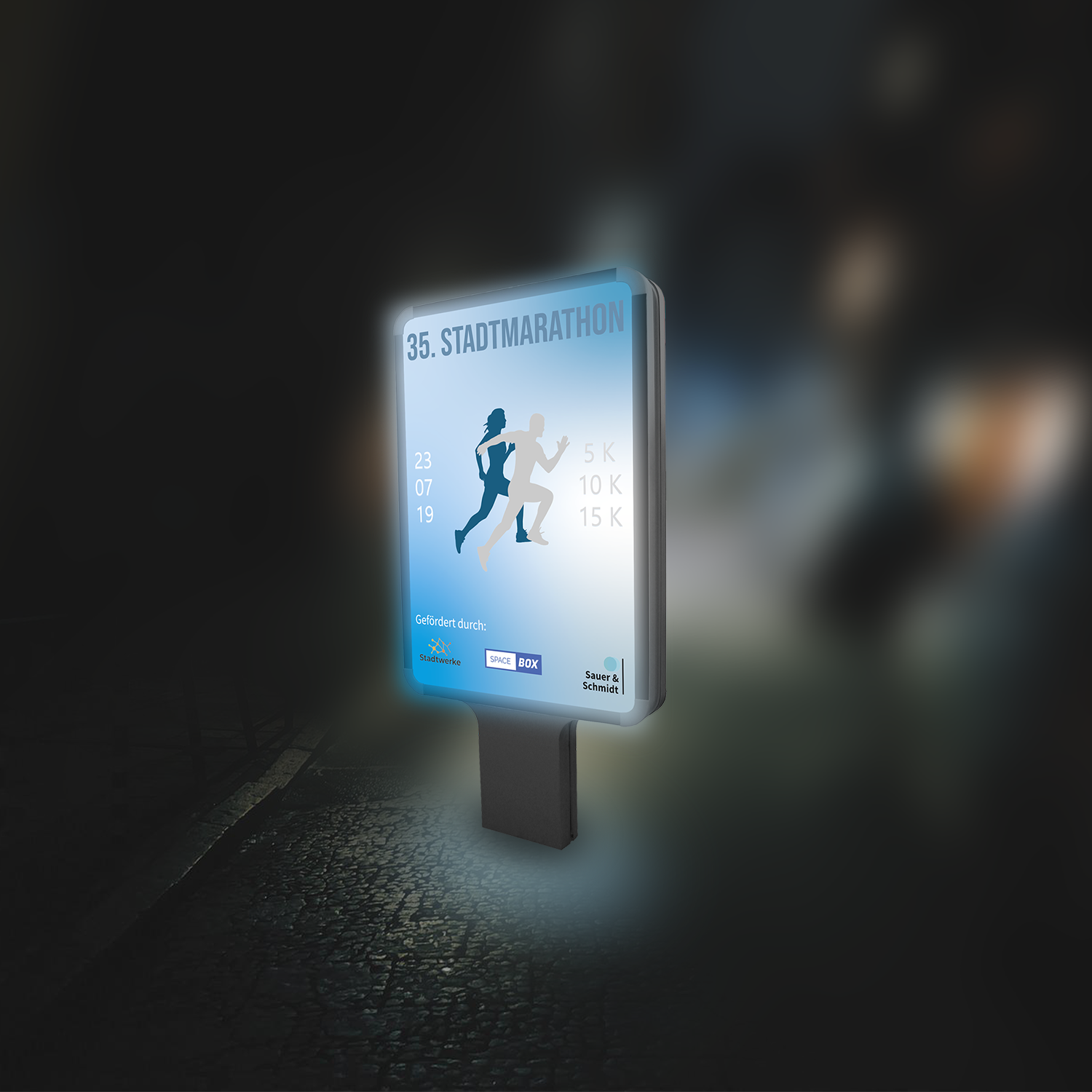 Stadtmarathon-Plakat mit Informationen zu den Distanzen 5K, 10K und 15K, Datum 23.07.19, beleuchtet.