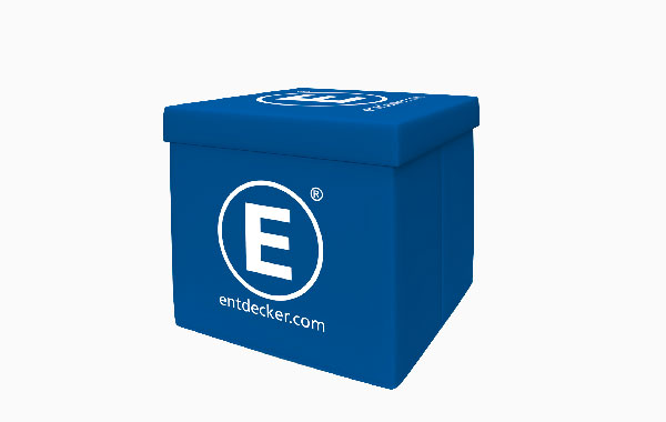 Blauer Sitzwürfel Größe Origami mit einem Logo von ENTDECKER auf der Vorderseite.
