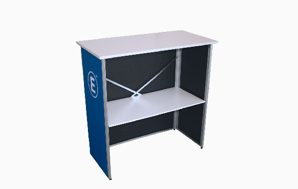Klapptheke in Weiß mit einem blauen Seitenelement und einem sichtbaren E-Logo, ideal für Events.