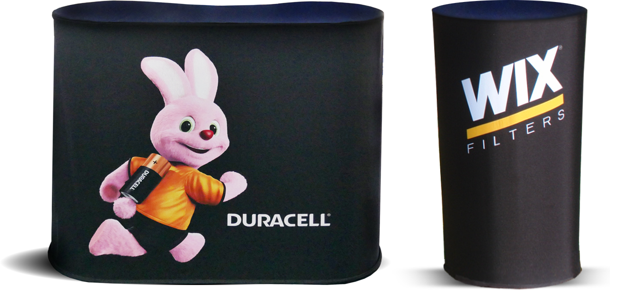 Tisch mit Duracell-Maskottchen und Wix Filters-Logo, beides auf einem Stand.