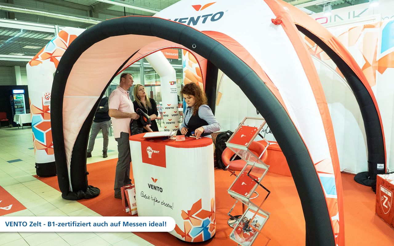 Aufblasbares Zelt von VENTO auf einer Messe, mit einem Informationsstand und Besuchern.