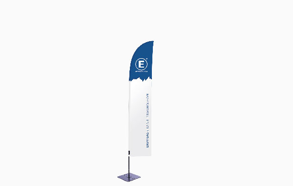 Fahne 'Easyflag Season' in der Größe Medium, auf einem stabilen Standfuß, mit blauem und weißem Design.