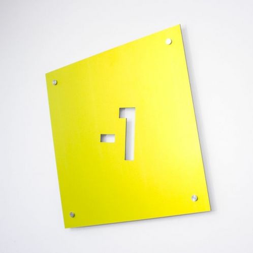 Gefrästes Dibond Etagenschild in leuchtendem Gelb mit der Zahl '-1' in der Mitte, montiert an einer Wand.