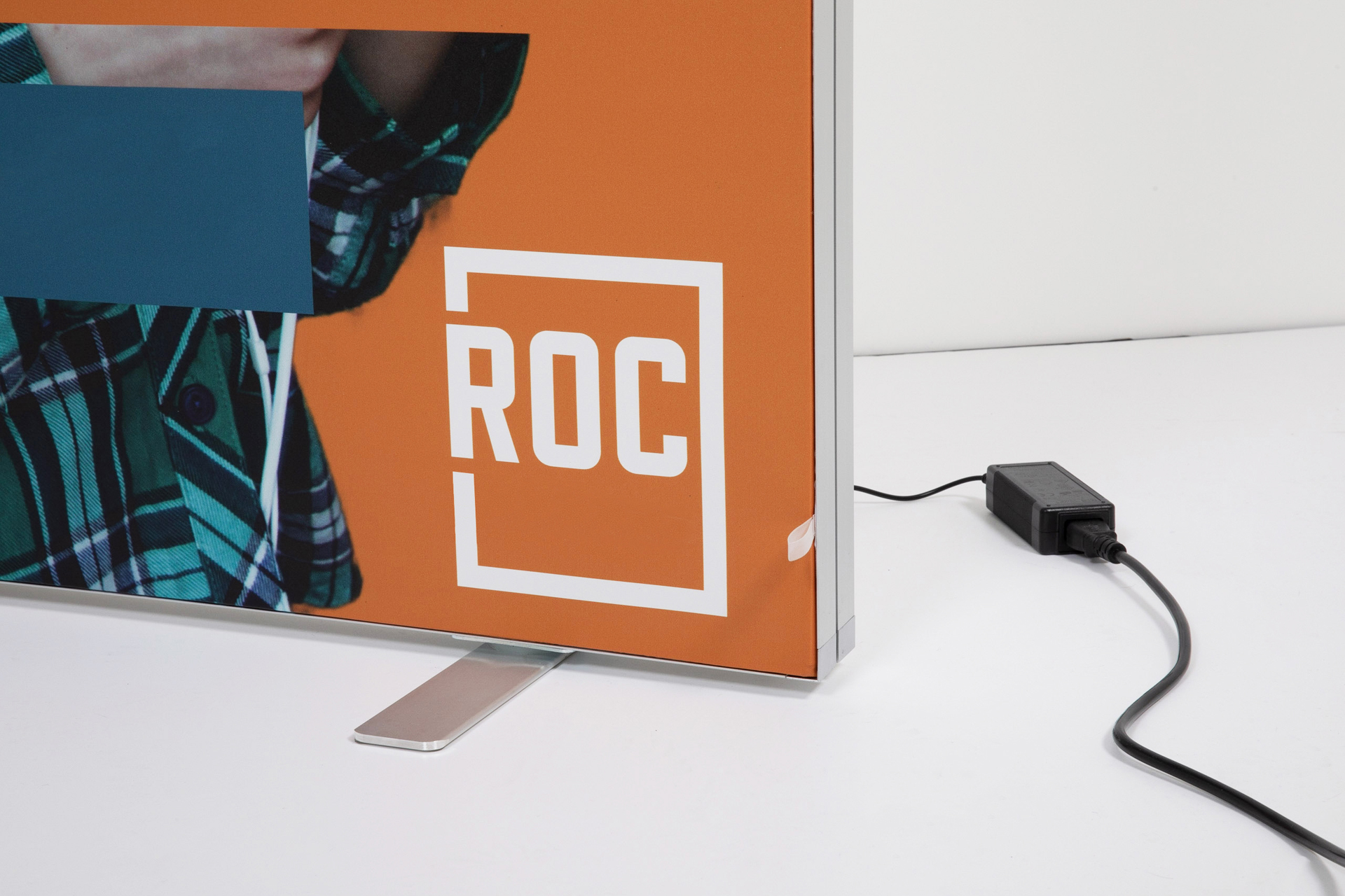 Aufsteller LED Lightbox Front mit grafischem Motiv eines Snowboarders und dem Text X Sports Free life.