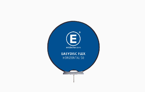 Werbedisplay Easydisc Flex Horizontal 50 mit blauer Oberfläche und weißem Text, auf einem Ständer mit Erdnagel.