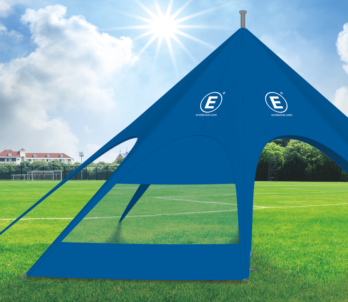 Blaues Zelt 'Jh Static 10X10 Sp Wand Fenster' von ENTDECKER auf einem Sportfeld mit Sonnenlicht im Hintergrund.