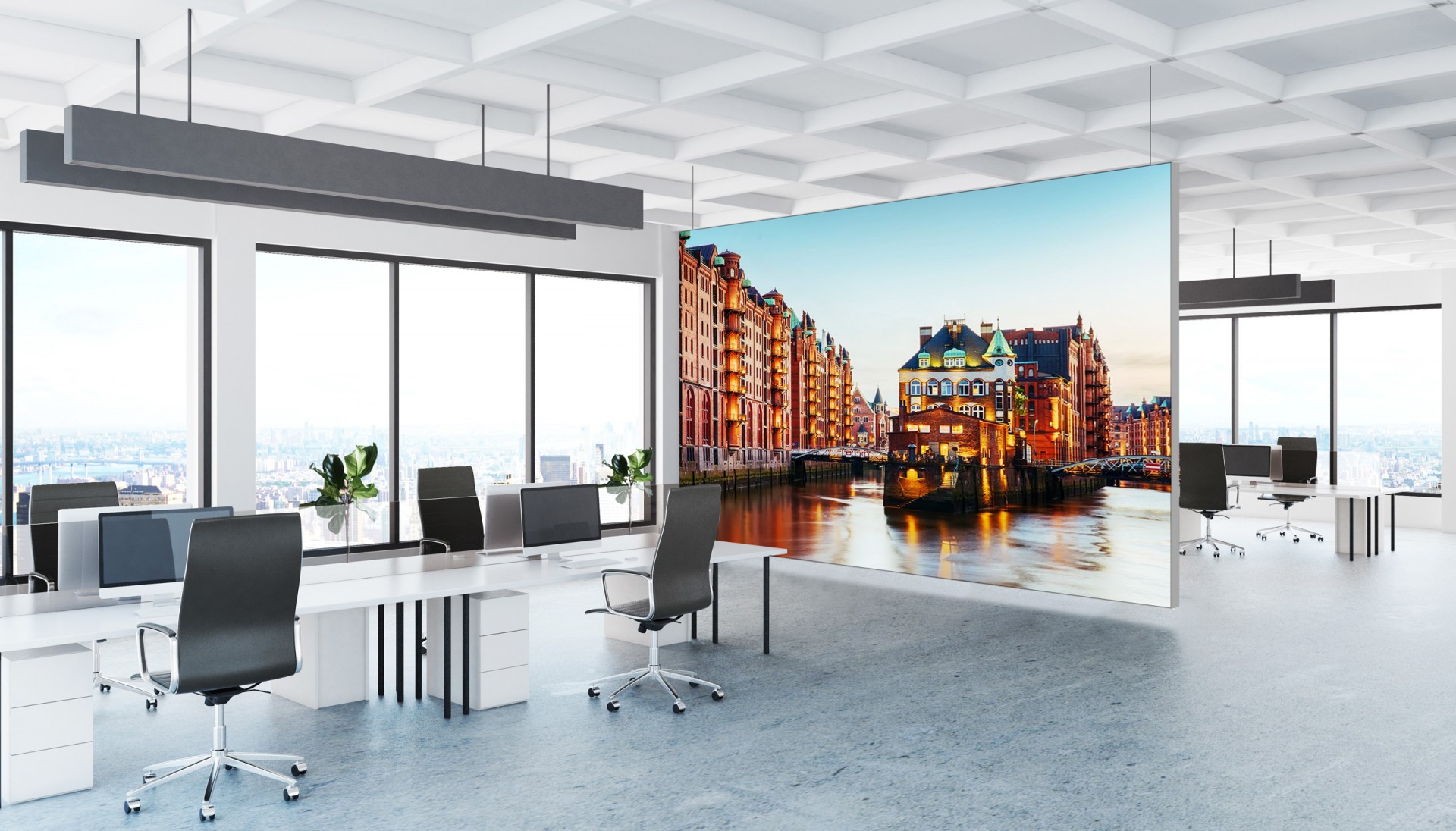 Textilspannrahmen Easyframe Deckenhänger im Büro mit einem Bild von historischen Gebäuden am Wasser.