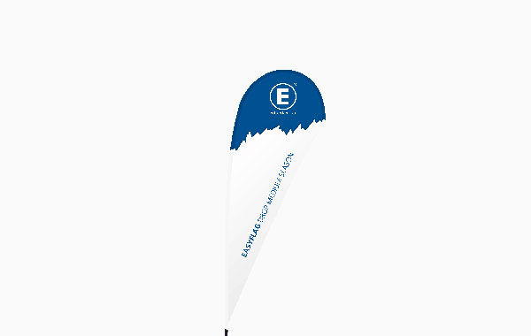 Fahne in Tropfenform von Easyflag, blau-weißer Farbgestaltung mit Logo.