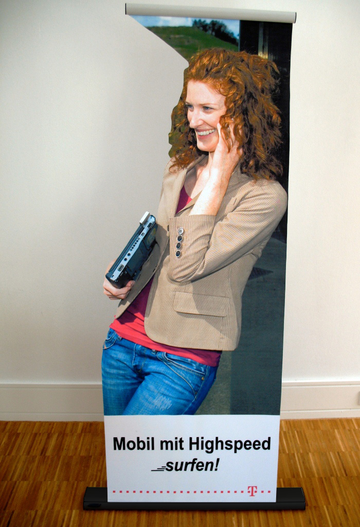 Zwei Roll-Up Banner des Produkts Rollup Easy-T Roll Up Set Small X Large in blauer Farbe mit dem Logo E und der Website entdecker.com.