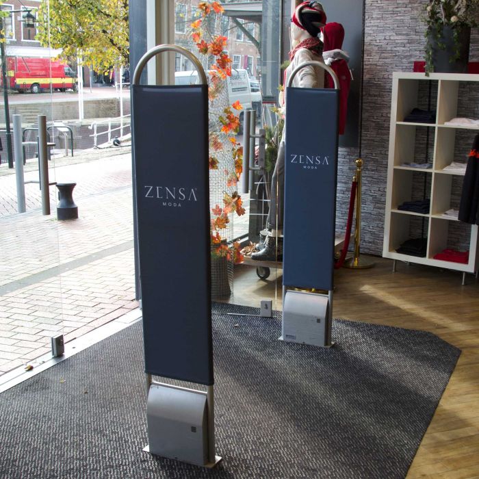 Warensicherungshussen von ZENSA MODA in einem Laden, zwei Sicherheitsständer stehen im Eingangsbereich.
