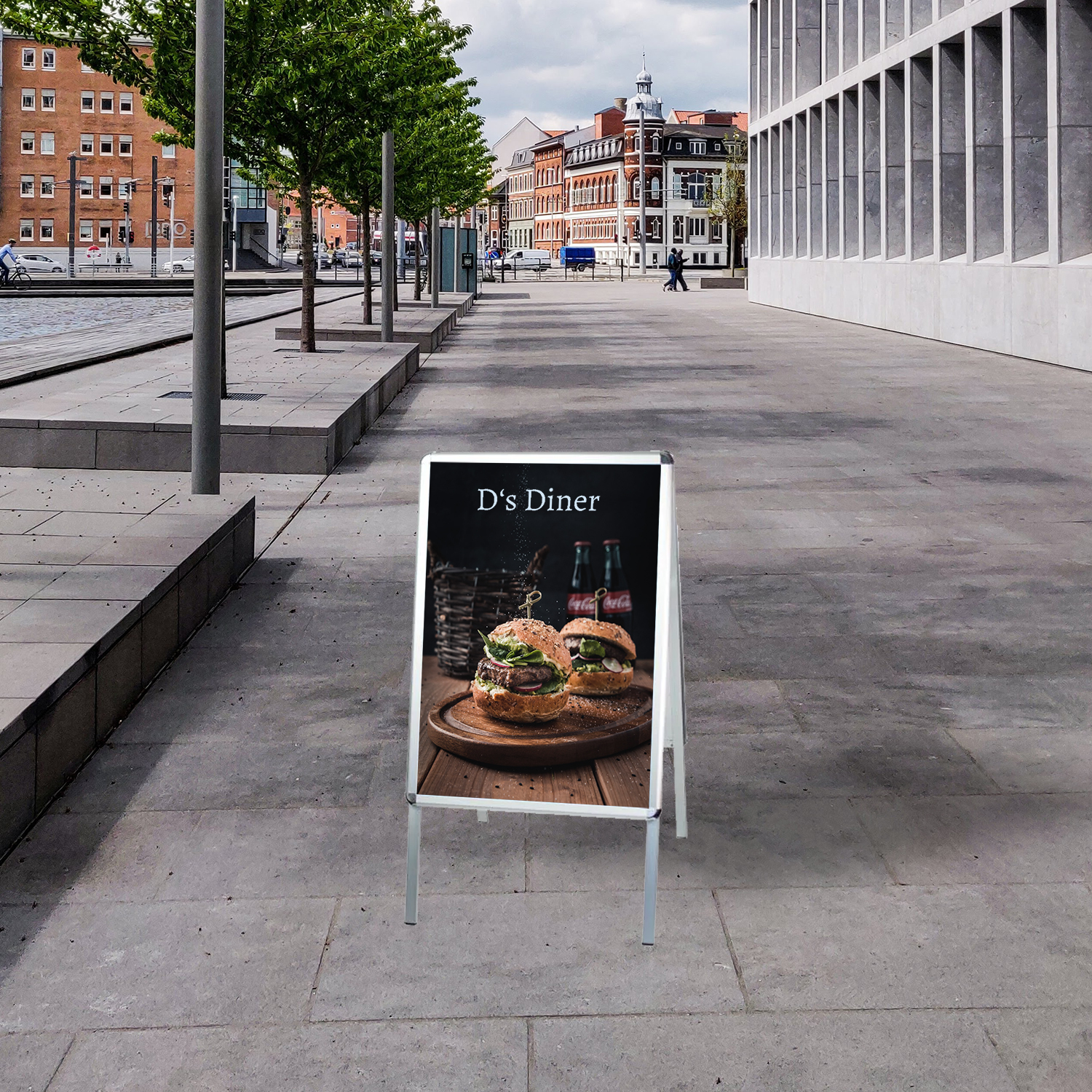 Kundenstopper mit der Aufschrift 'D's Diner' und Bildern von Hamburgern auf einem Gehweg in einer städtischen Umgebung.