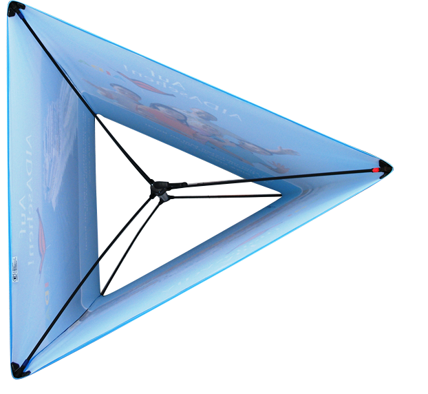 Werbesäule Clickboard mit vertikalem Aufspannmechanismus, dreieckige Form, blaue Grafik auf dem Stoff.